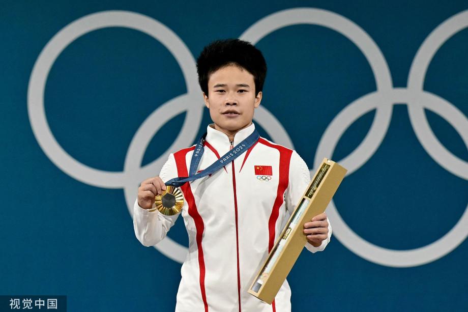 [图]举重女子49公斤级 侯志慧破挺举奥运记录夺冠