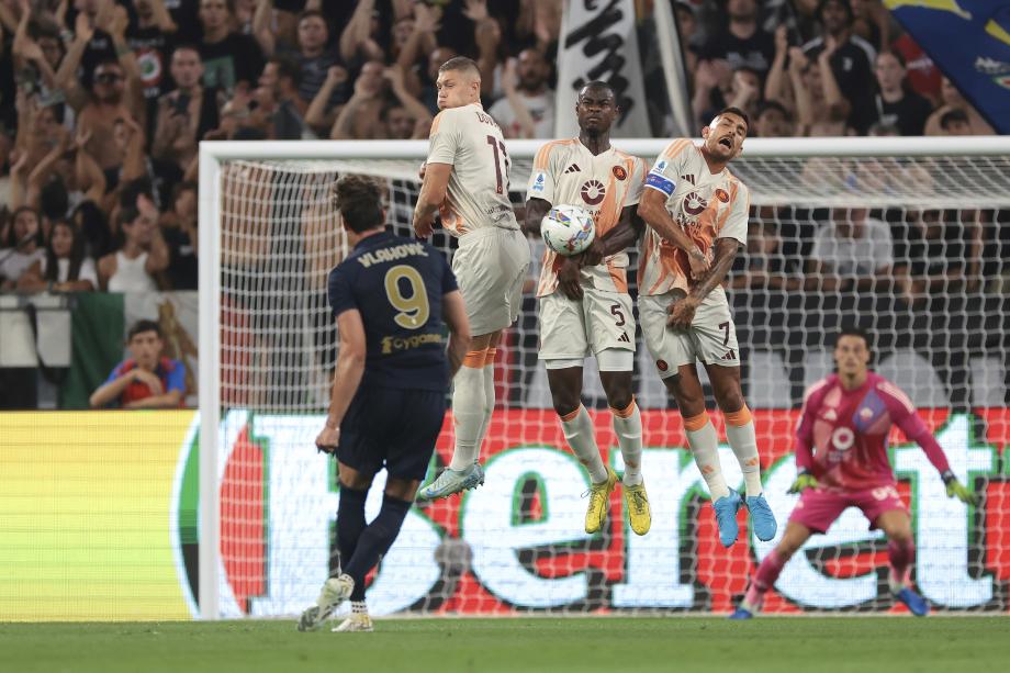 意甲-双方互有攻守迪巴拉替补 尤文0-0罗马