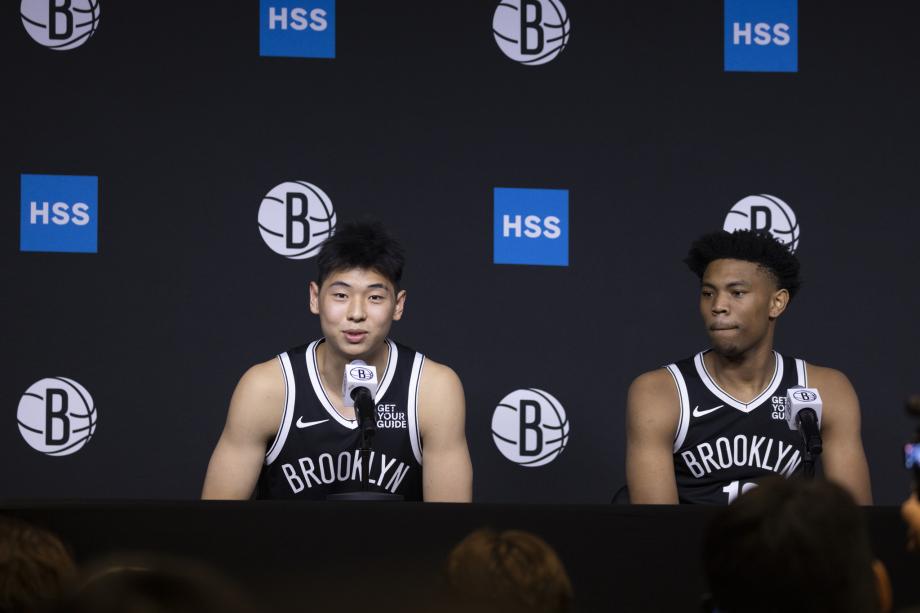 篮网队举办媒体日活动 崔永熙出席发布会