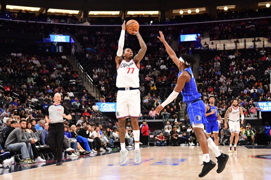 哈登10分12助攻 快船新球馆首秀击败独行侠