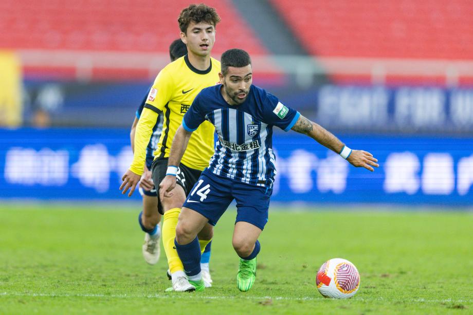 比乌奎尔双响 武汉三镇1-3青岛西海岸三连败收官