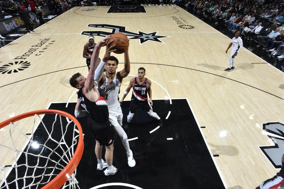 文班亚马12+8 马刺八人得分上双战胜开拓者