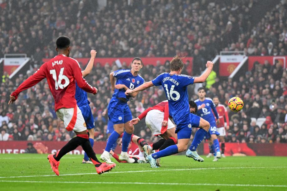 英超-B费传射建功 曼联主场三球完胜莱斯特城