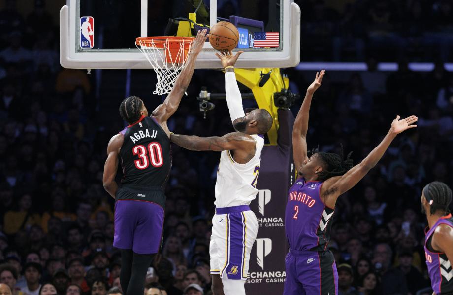 詹姆斯三双浓眉伤退 湖人擒猛龙喜获两连胜