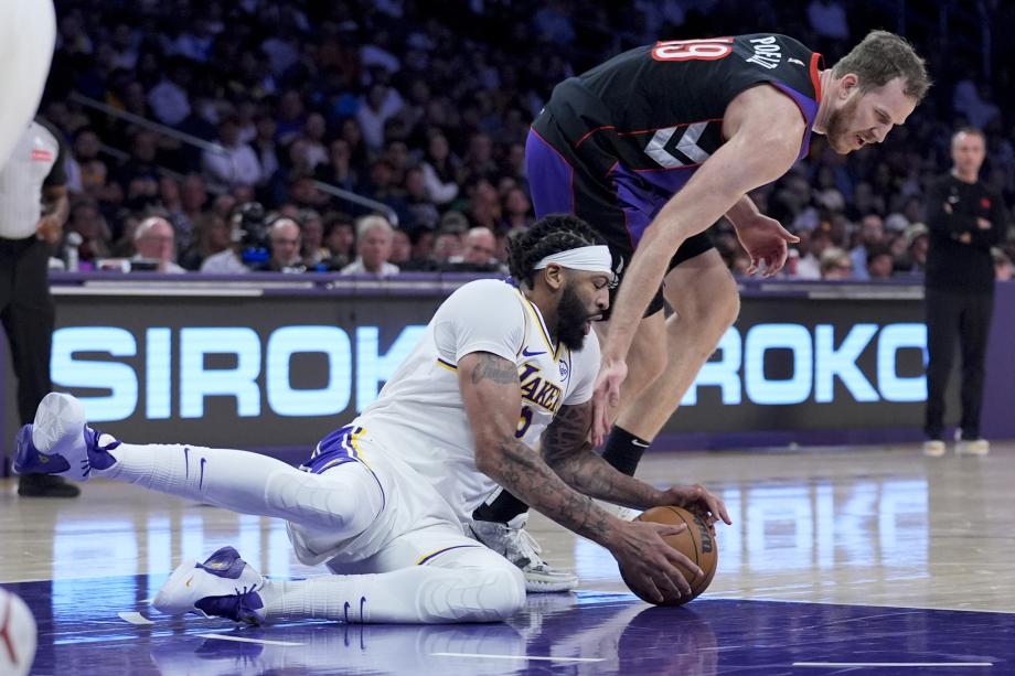 詹姆斯三双浓眉伤退 湖人擒猛龙喜获两连胜