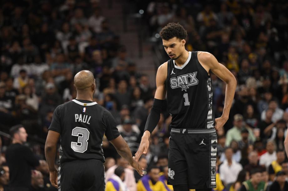 戴维斯40+12詹姆斯再砍三双 湖人力克马刺