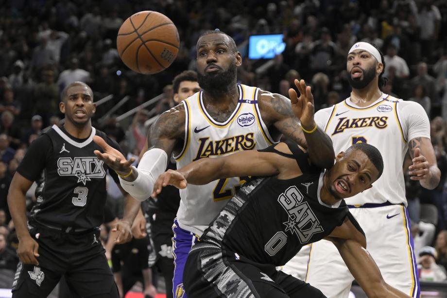 戴维斯40+12詹姆斯再砍三双 湖人力克马刺