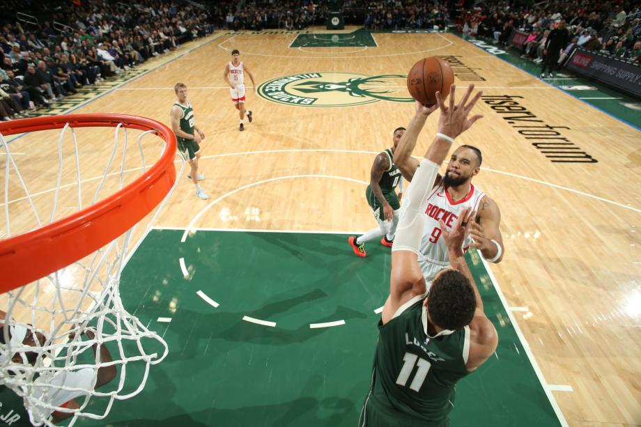 利拉德上篮绝杀字母哥20+14 雄鹿险胜火箭