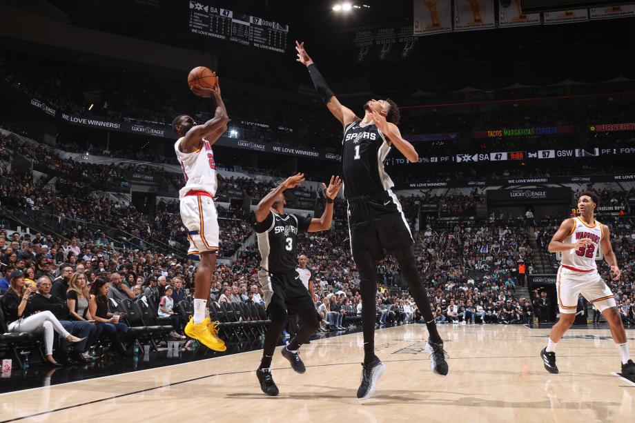 文班25+7+9库里14+7 马刺17分逆转勇士