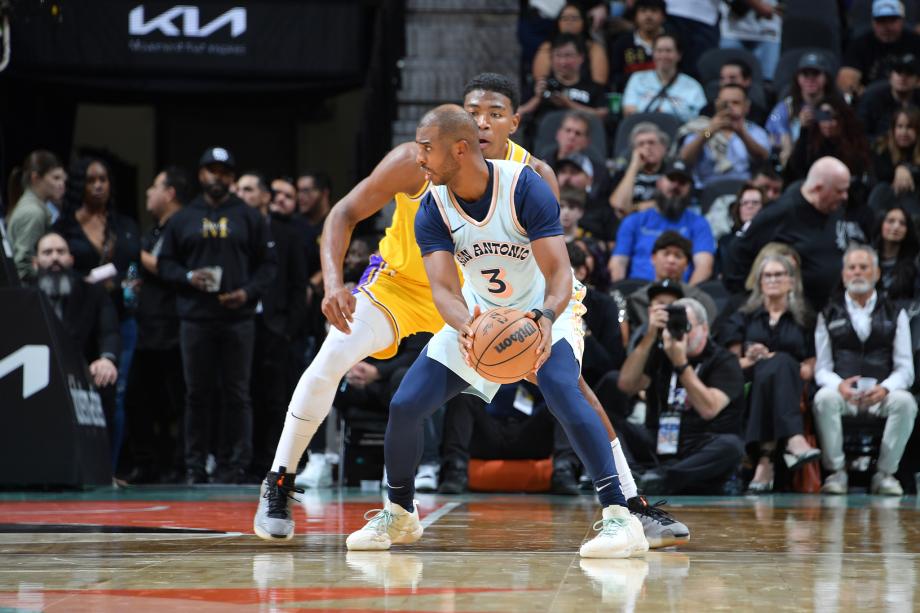 詹姆斯三双文班空砍20分 湖人胜马刺止3连败