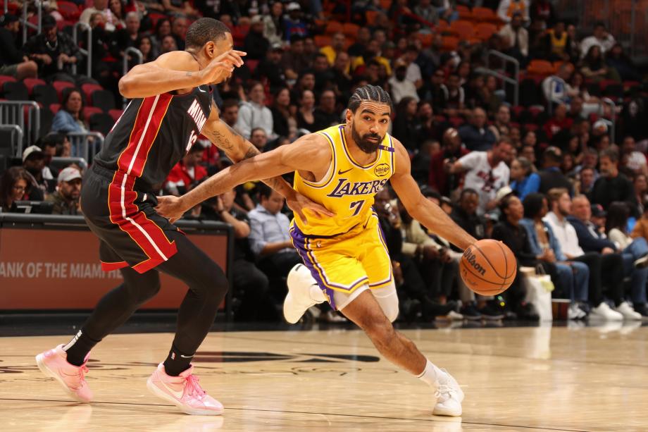 詹姆斯29+8浓眉迷失 希罗单节21分热火击溃湖人