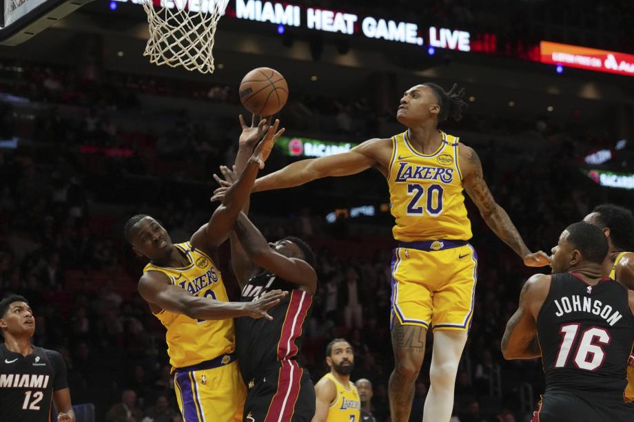 詹姆斯29+8浓眉迷失 希罗单节21分热火击溃湖人