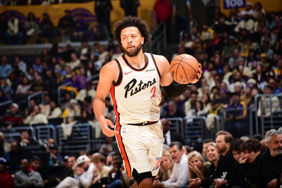 詹姆斯28+11+11失绝平球 湖人憾负活塞