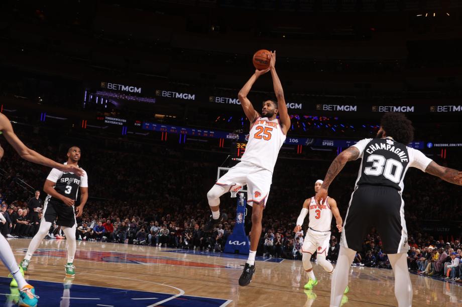 布里奇斯41分文班空砍42+18 尼克斯险胜马刺