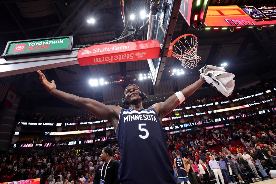 爱德华兹三分准绝杀申京38+12 森林狼大逆转火箭