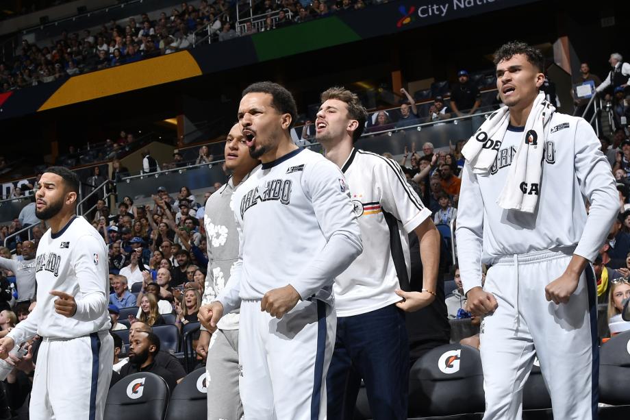 科尔-安东尼1.3秒抛投准绝杀 魔术逆转篮网