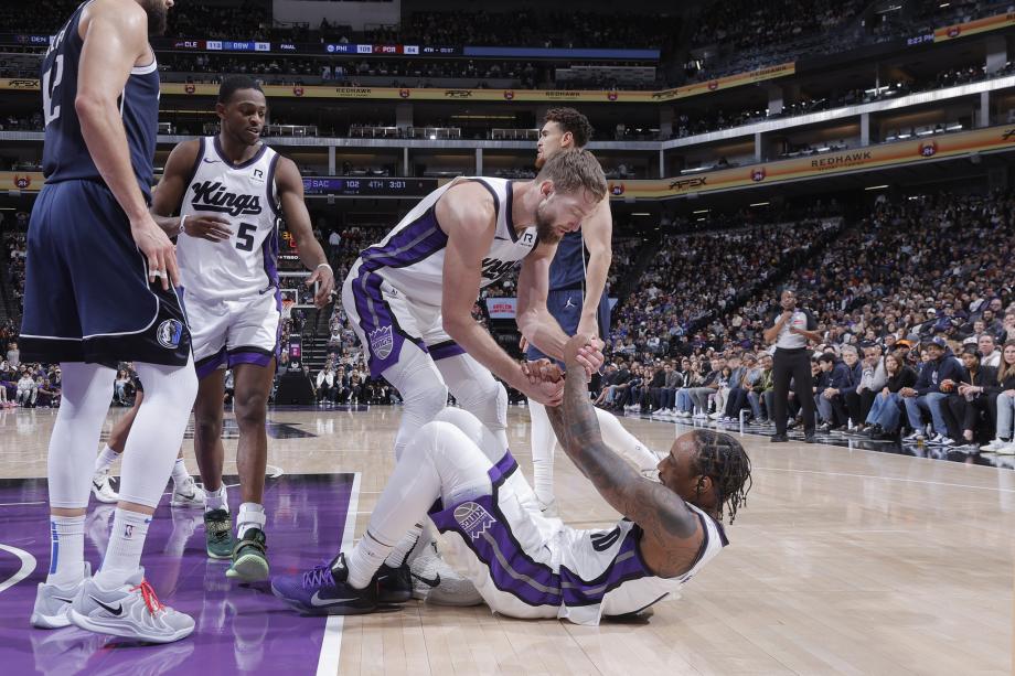 福克斯33+6小萨17+16 国王逆转残阵独行侠