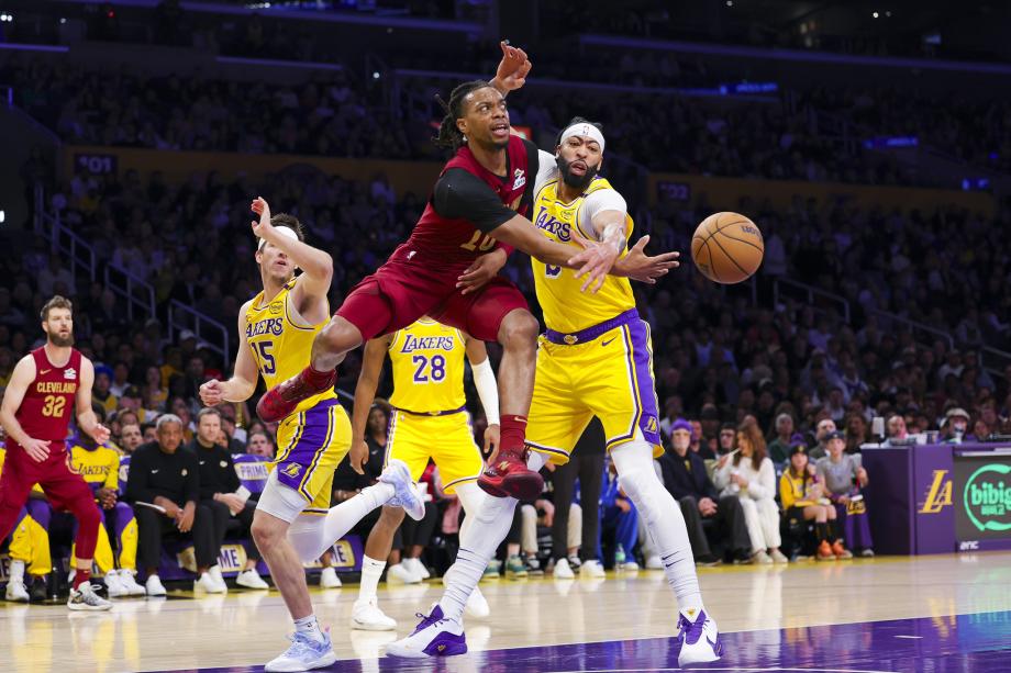 詹姆斯23分米切尔26分 骑士力克湖人豪取8连胜