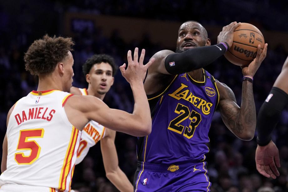 詹姆斯里程碑之夜30+8浓眉18+19 湖人复仇老鹰