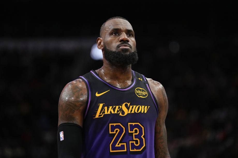 詹姆斯准三双浓眉30+13 湖人客场不敌火箭