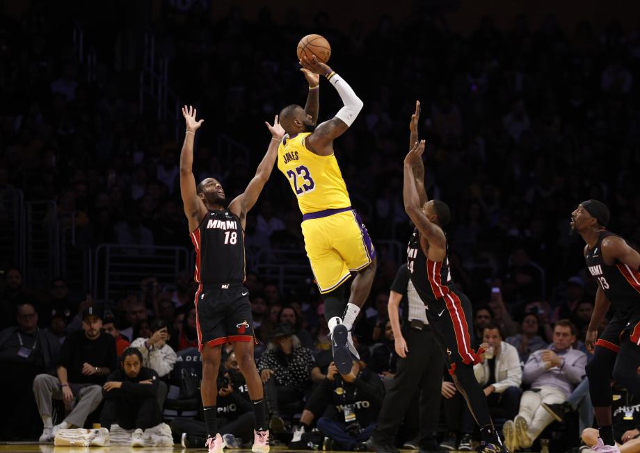 詹姆斯22+9浓眉22+11 湖人力克热火结束3连败