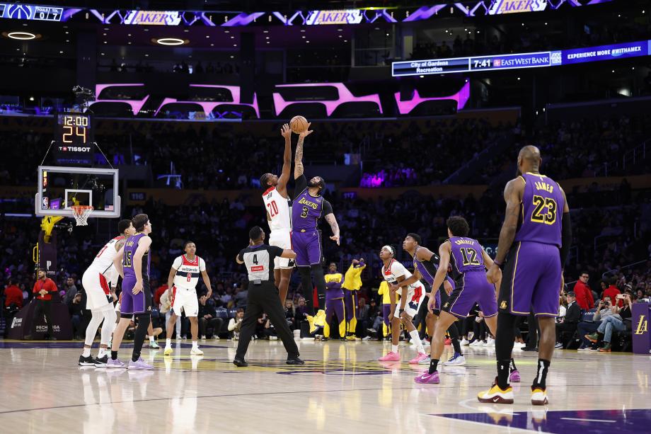 詹姆斯三双浓眉29+16+5 湖人主场轻取奇才