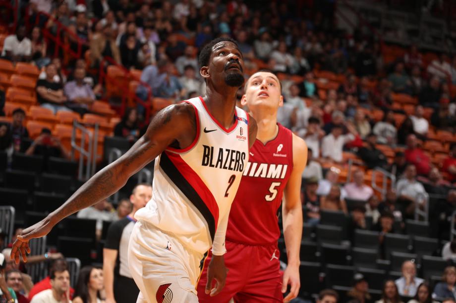 艾顿22+15西蒙斯24分 开拓者7人上双扑灭热火