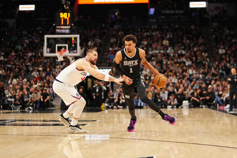 莱昂纳德27分赛季新高文班23+12 快船击败马刺