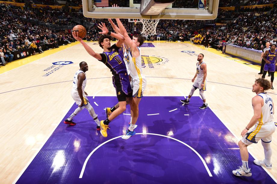 詹姆斯42+17+8库里37分 湖人力克勇士取四连胜