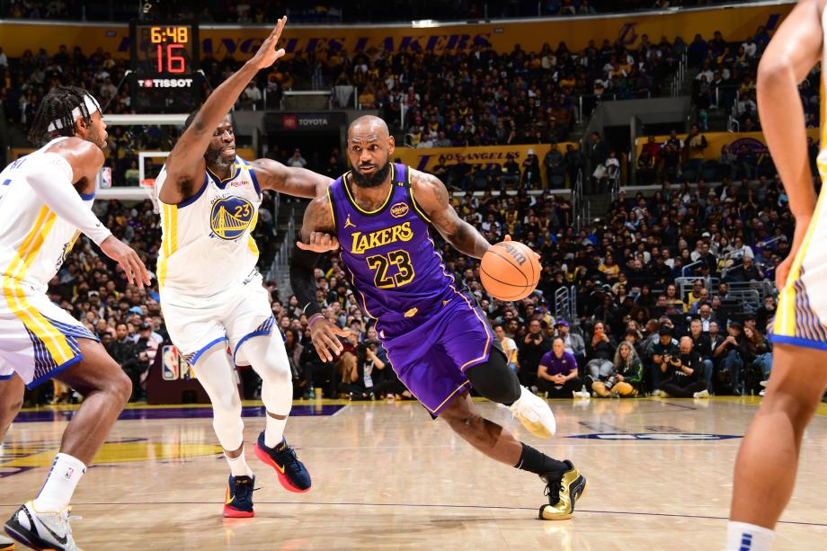 詹姆斯42+17+8库里37分 湖人力克勇士取四连胜