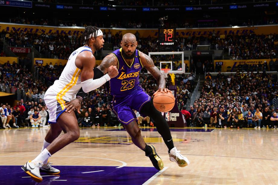 詹姆斯42+17+8库里37分 湖人力克勇士取四连胜