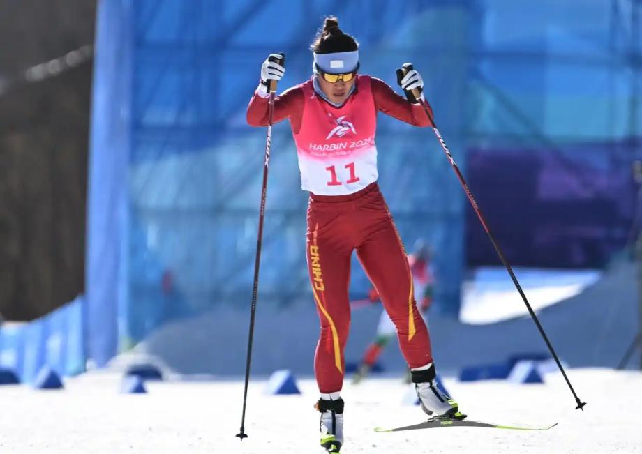 [图]中国队包揽越野滑雪女子5公里（自由技术） 前三