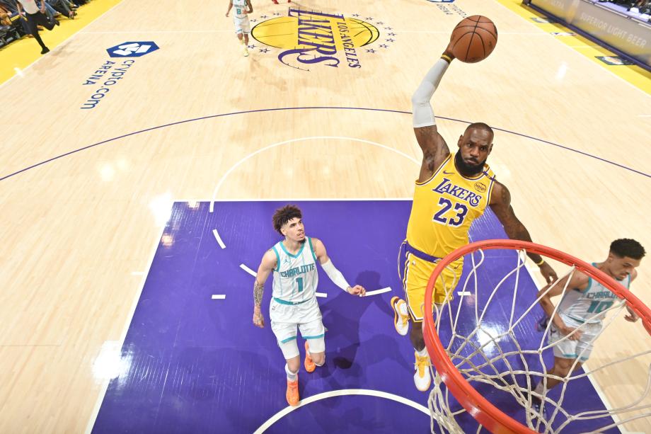 詹姆斯空砍26+7+11错失绝平三分 湖人惜败黄蜂