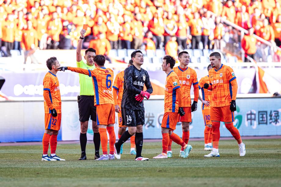 王大雷出击失误被红牌罚下 十人泰山0-0河南