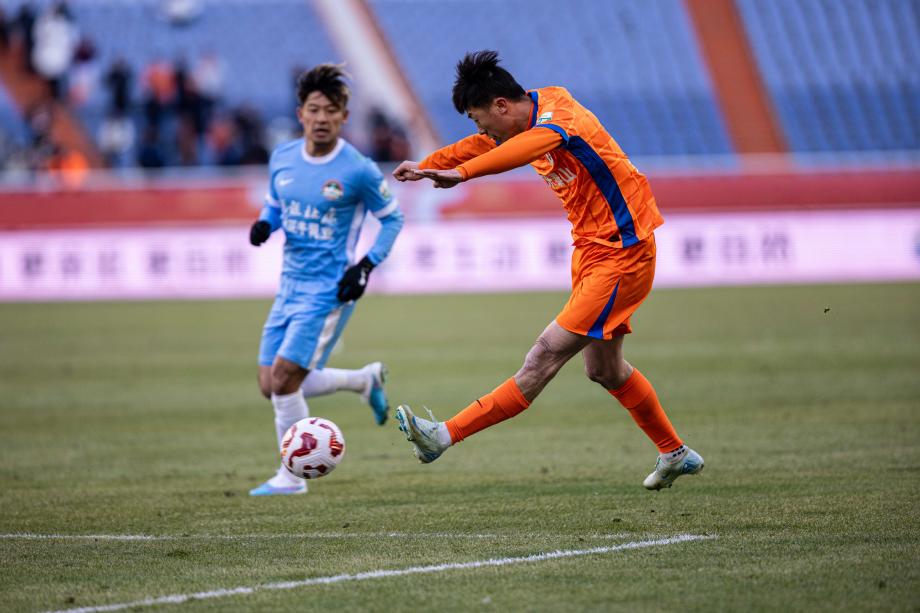 王大雷出击失误被红牌罚下 十人泰山0-0河南