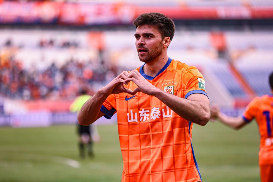 克雷桑1射2传马德鲁加建功 泰山4-1十人英博