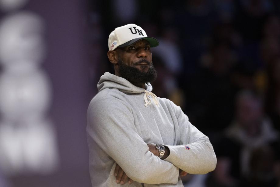 东契奇21+9+14里夫斯30分 湖人轻取马刺两连胜