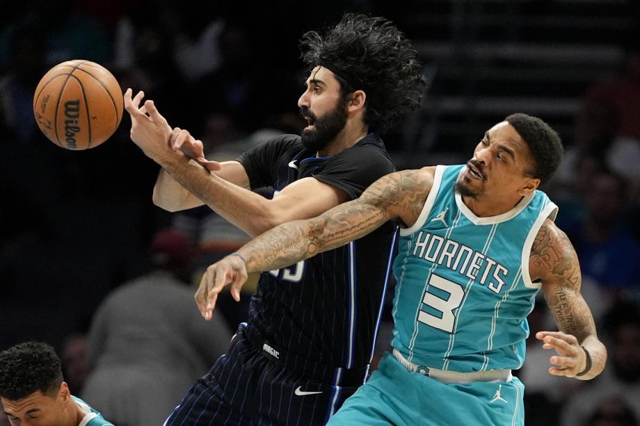 NBA常规赛：魔术111-104黄蜂 班凯罗32分