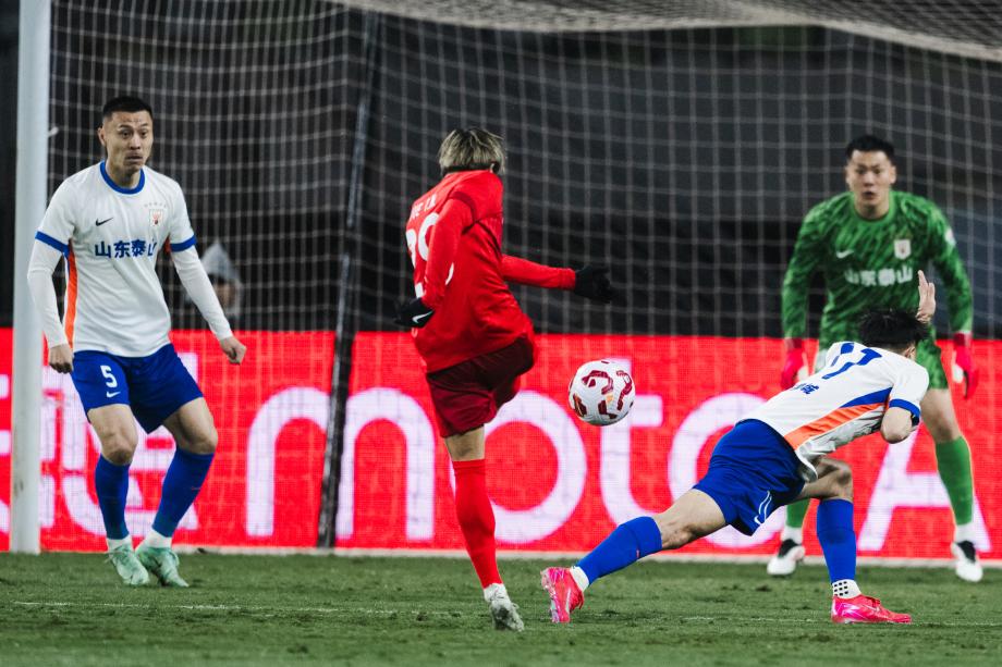 泽卡梅开二度 山东泰山客场险胜梅州客家