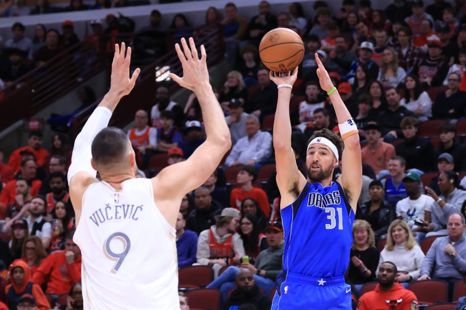 克莱20分浓眉18+7 独行侠7人上双终结公牛4连胜