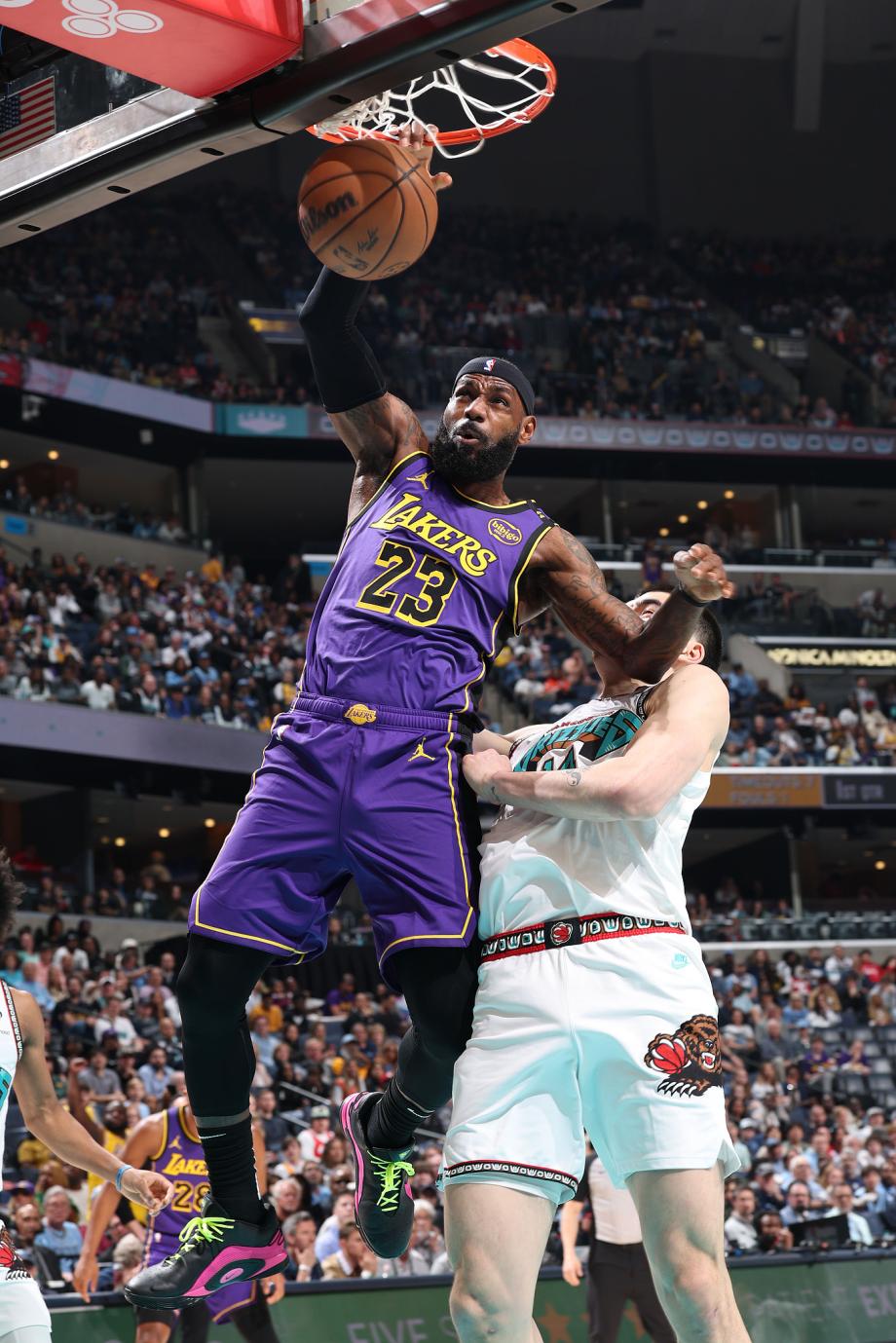 詹姆斯42000分里程碑 湖人三巨头合砍85分胜灰熊