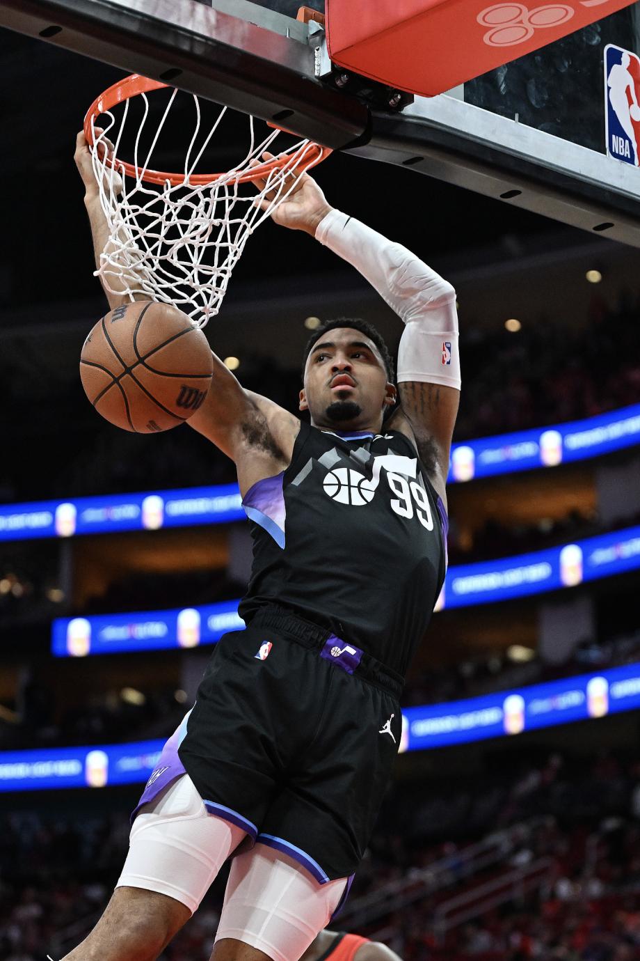 申京准三双格林22分 火箭大胜锁定季后赛席位