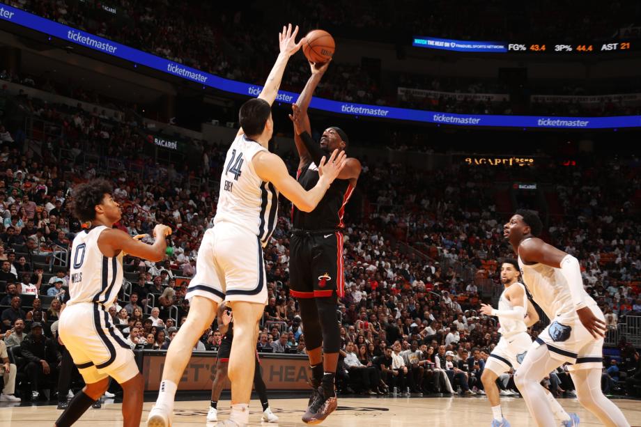 莫兰特压哨绝杀30+5希罗35+9 灰熊险胜热火