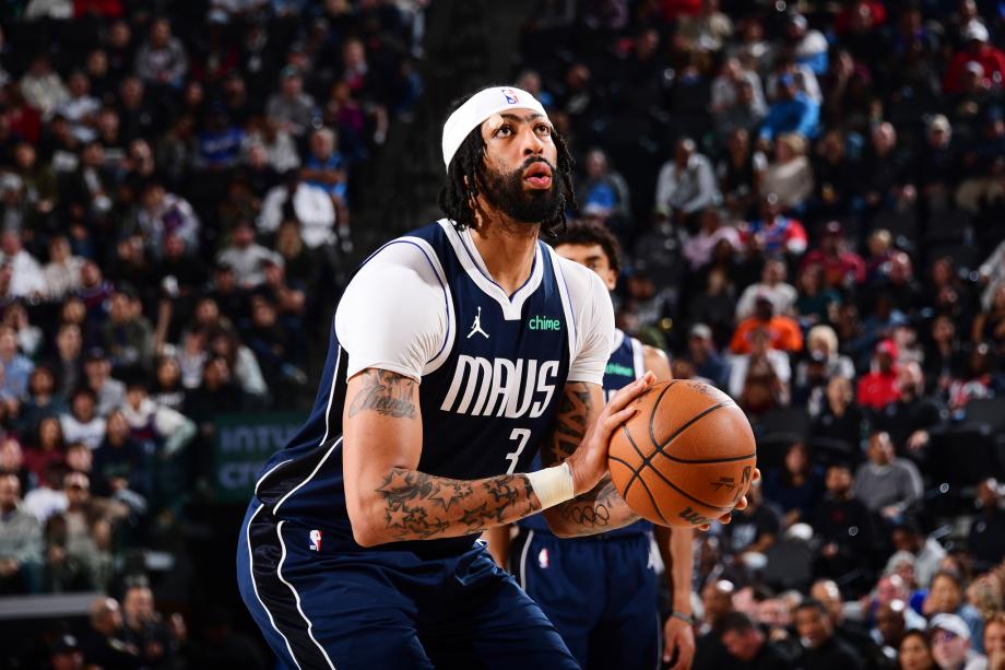 莱昂纳德哈登祖巴茨合砍83分 快船大胜独行侠