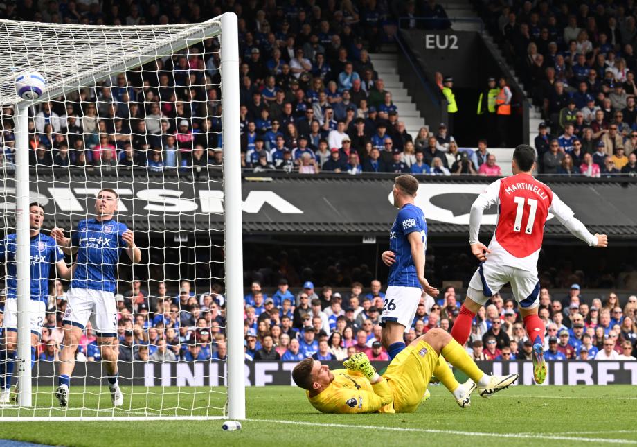 特罗萨德双响 阿森纳4-0十人伊普斯维奇