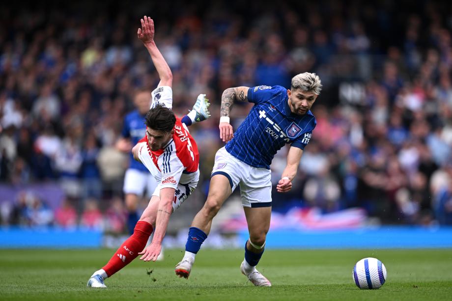 特罗萨德双响 阿森纳4-0十人伊普斯维奇