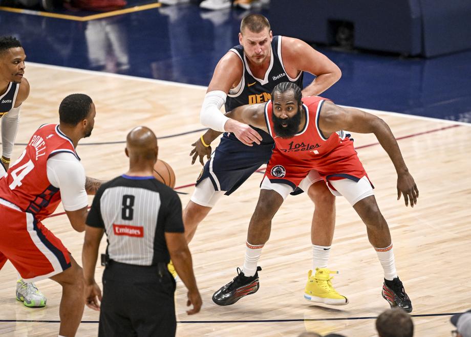 莱昂纳德39分约基奇空砍三双 快船险胜掘金