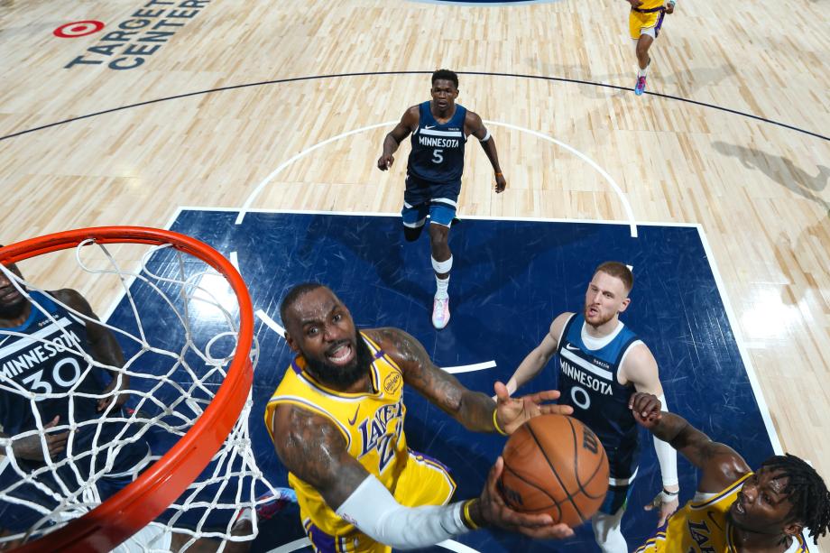 爱德华兹29分詹姆斯38+10 森林狼胜湖人总分2-1