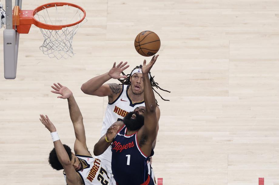 约基奇两双戈登压哨扣篮绝杀 掘金险胜快船