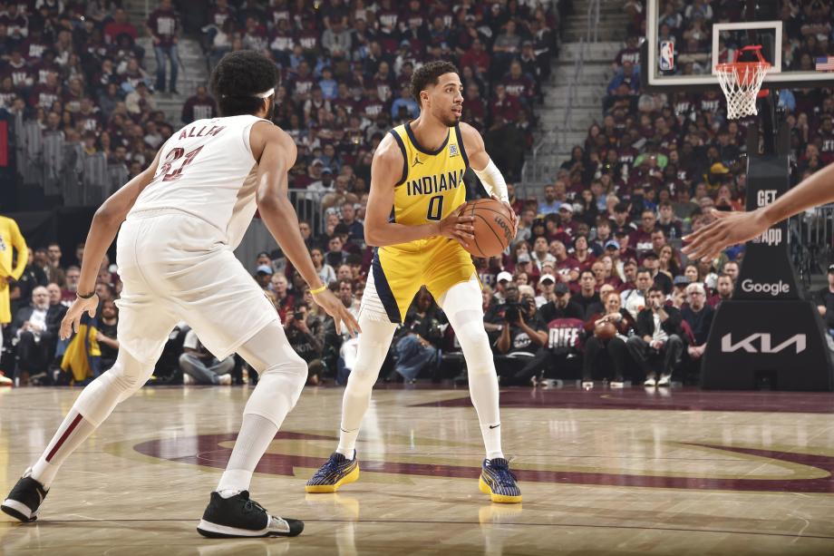 哈利伯顿22+13米切尔33分 步行者力擒骑士开门红